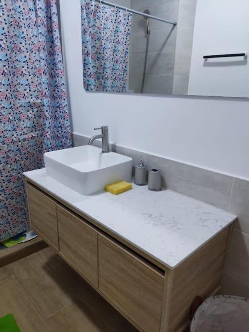 Superbe Appartement Avec Parking Gratuit Et Garde Dakar Luaran gambar